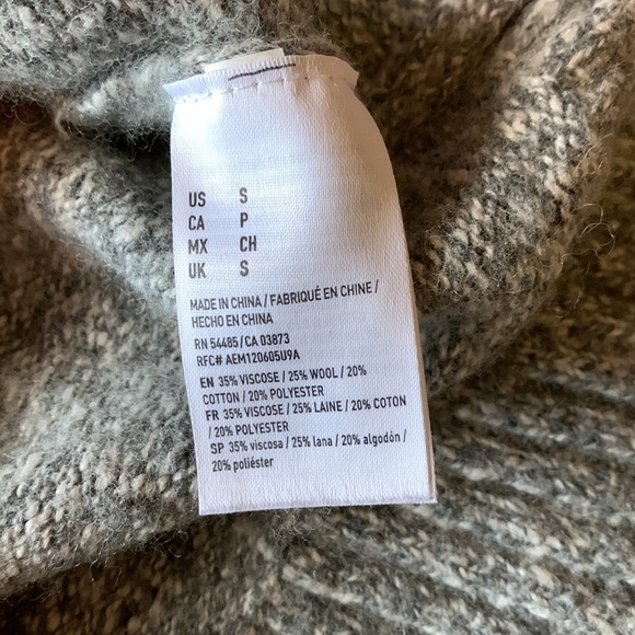 American eagle size small gray and cream sweater - Picture 3 of 3